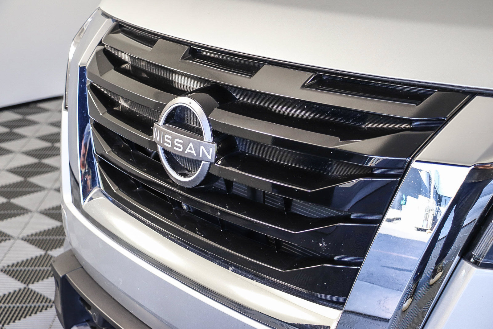 Used 2025 Nissan Pathfinder SL FWD image 5