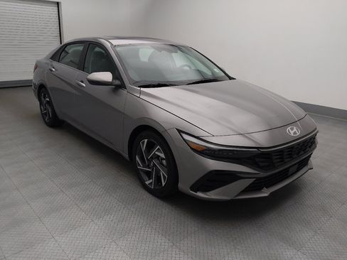 Used 2025 Hyundai Elantra Limited FWD image 13