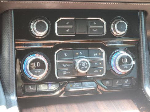 Used 2023 GMC Yukon Denali Ultimate AWD/4WD image 8