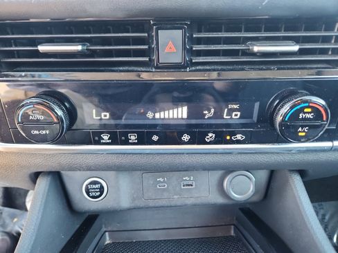 Used 2021 Nissan Rogue SV image 34