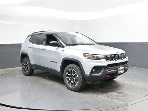 Used 2025 Jeep Compass Trailhawk AWD/4WD image 4