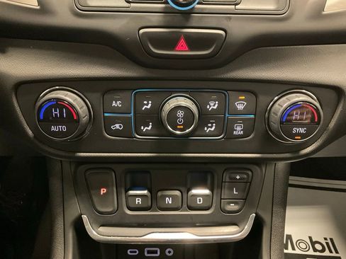 Used 2021 GMC Terrain SLE w/ Driver Convenience Package image 15