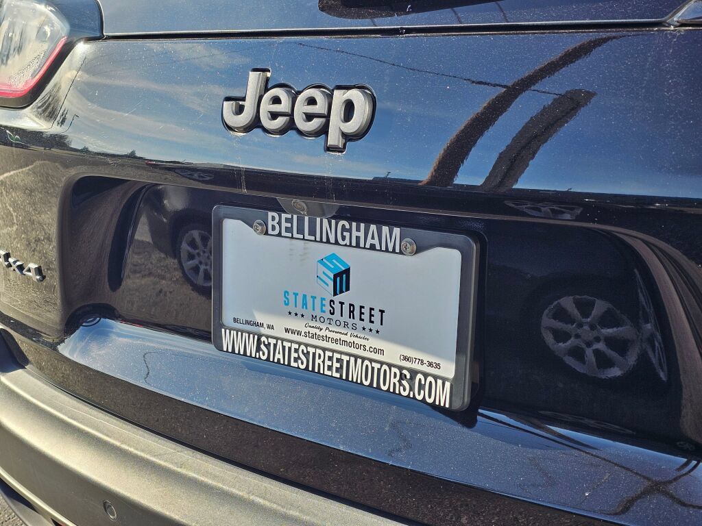 Used 2019 Jeep Cherokee Trailhawk AWD/4WD image 13