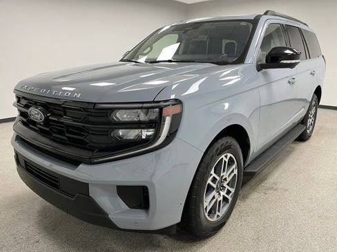 Used 2025 Ford Expedition Active AWD/4WD image 4
