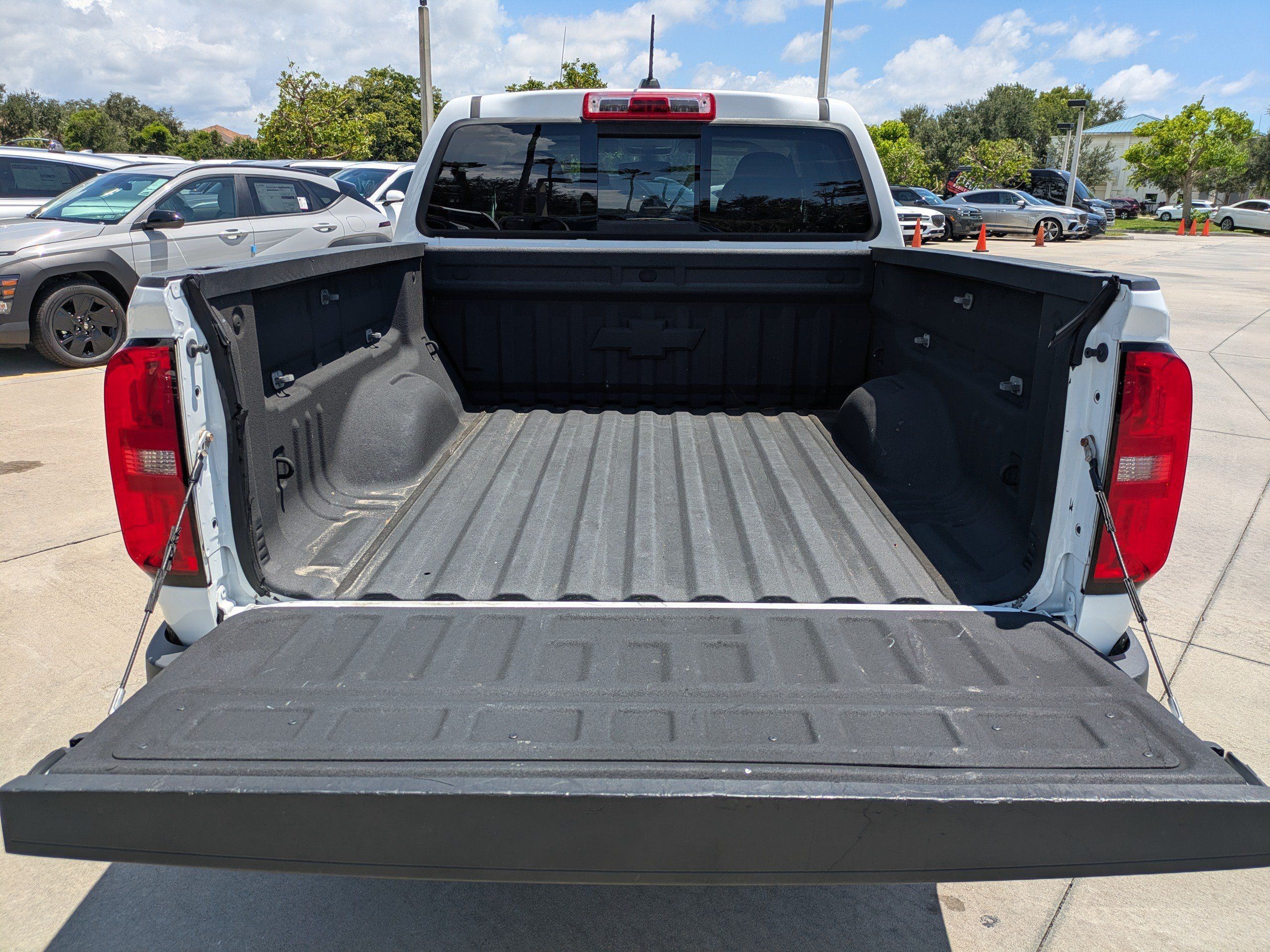 Used 2017 Chevrolet Colorado LT w/ Luxury Package, Chrome RWD image 11
