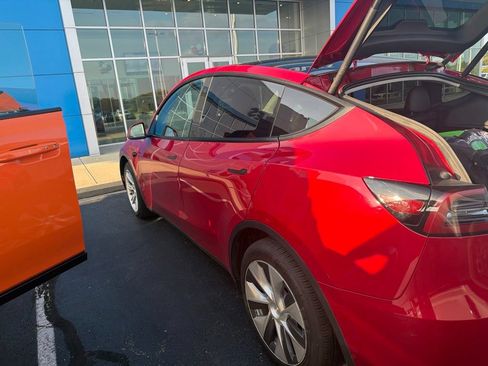 Used 2023 Tesla Model Y Long Range AWD/4WD image 2