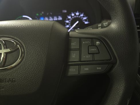 Used 2025 Toyota Sienna LE w/ LE Plus Package FWD image 17