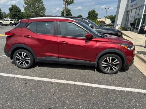 Used 2018 Nissan Kicks SV FWD image 3