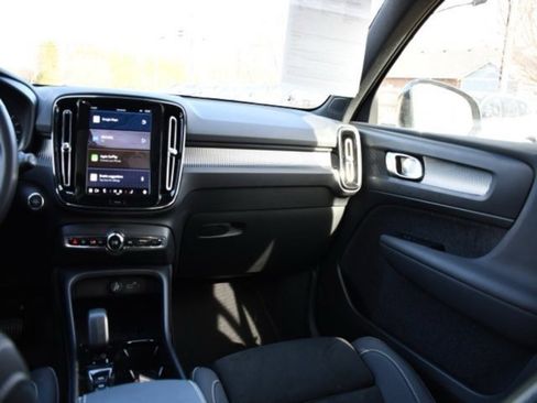 Certified 2025 Volvo XC40 B5 Plus image 19