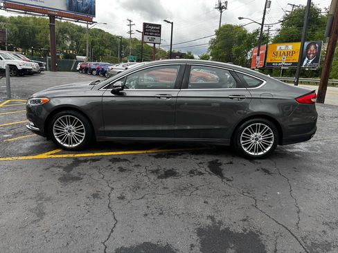 Used 2017 Ford Fusion SE w/ Fusion SE Technology Package FWD image 4