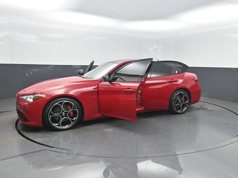 Used 2023 Alfa Romeo Giulia Veloce RWD image 41