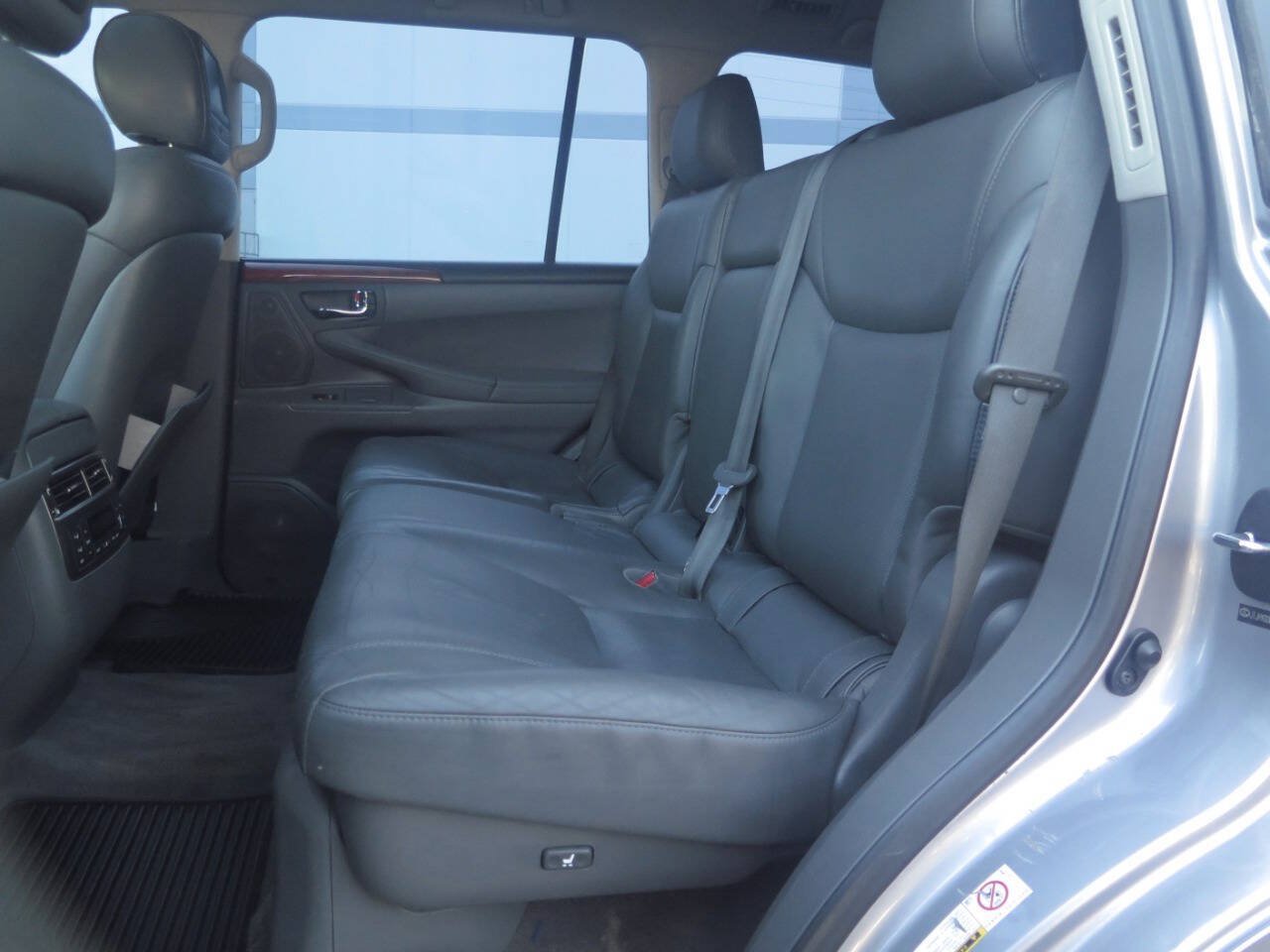 Used 2008 Lexus LX 570 4WD w/ Technology Pkg image 19