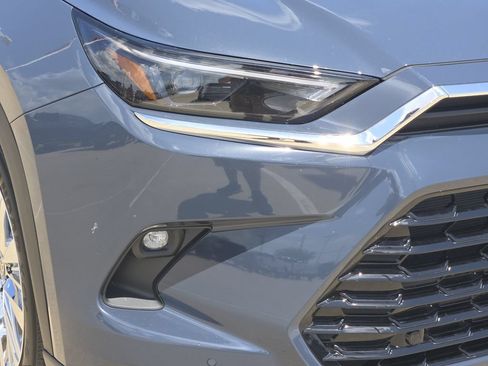 Used 2025 Toyota Grand Highlander AWD image 9