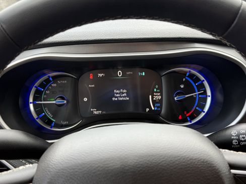 Used 2023 Chrysler Pacifica Touring-L FWD image 19