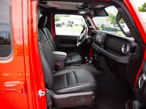 Used 2024 Jeep Wrangler Unlimited Sahara w/ Technology Group AWD/4WD image 24