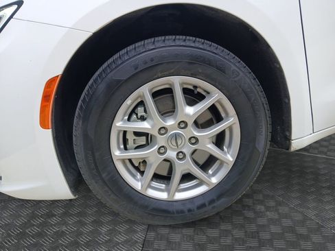 Used 2024 Chrysler Pacifica Touring-L image 23