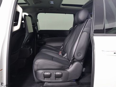 Used 2025 Kia Carnival SX Prestige FWD image 11