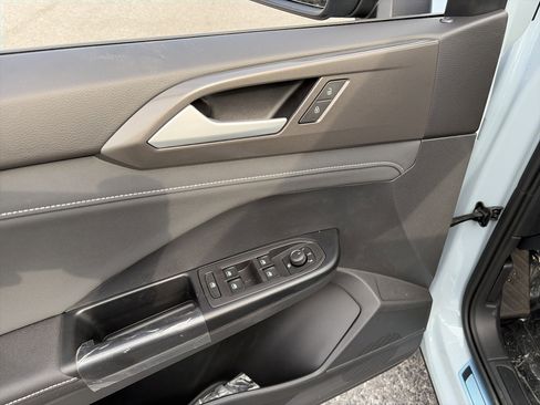 New 2026 Volkswagen Taos SE image 9