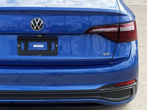 Used 2024 Volkswagen Jetta SE image 6
