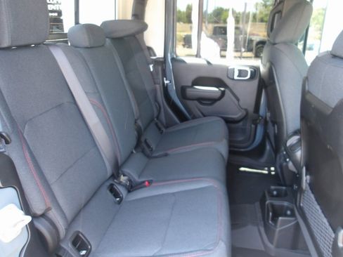 New 2025 Jeep Gladiator Rubicon w/ Steel Bumper Group image 18