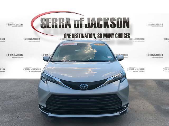 Used 2025 Toyota Sienna XLE FWD image 3