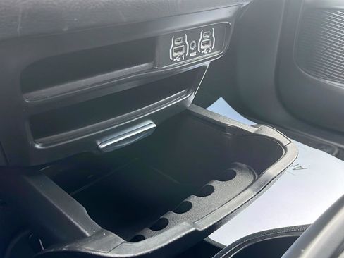 Used 2025 Chrysler Pacifica Select image 20