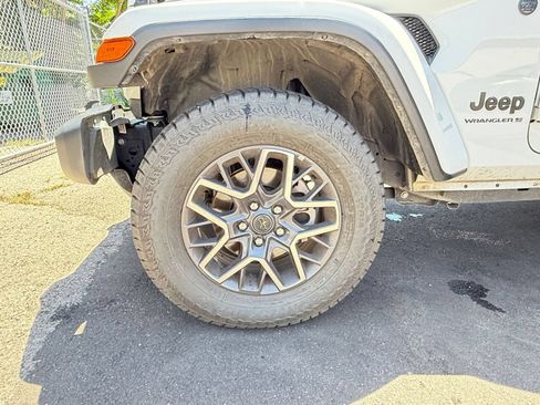 Used 2025 Jeep Wrangler Unlimited Sahara AWD/4WD image 29
