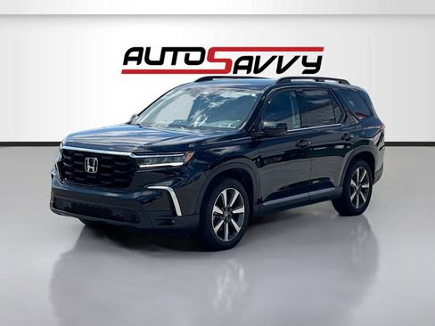 Used 2025 Honda Pilot Touring image 3