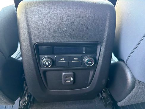 Used 2021 Buick Enclave Essence FWD image 17