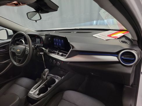 Used 2025 Chevrolet Trax LS w/ LS Convenience Package image 26