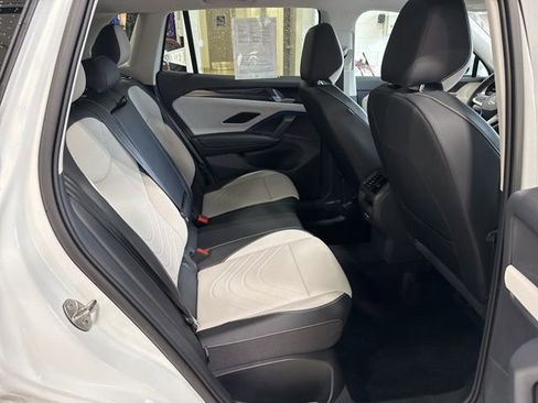 Certified 2025 Volkswagen Tiguan SE w/ Panoramic Sunroof Package image 24