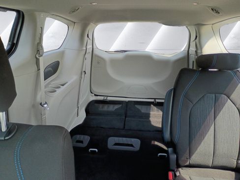 Used 2021 Chrysler Pacifica Touring AWD/4WD image 14