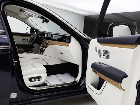 Used 2025 Rolls-Royce Ghost AWD/4WD image 41