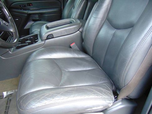 Used 2004 Chevrolet Silverado 2500 LT w/ Heavy-Duty Power Package image 7