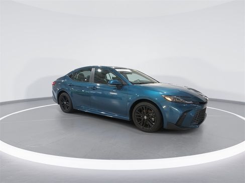 Used 2025 Toyota Camry XLE image 2