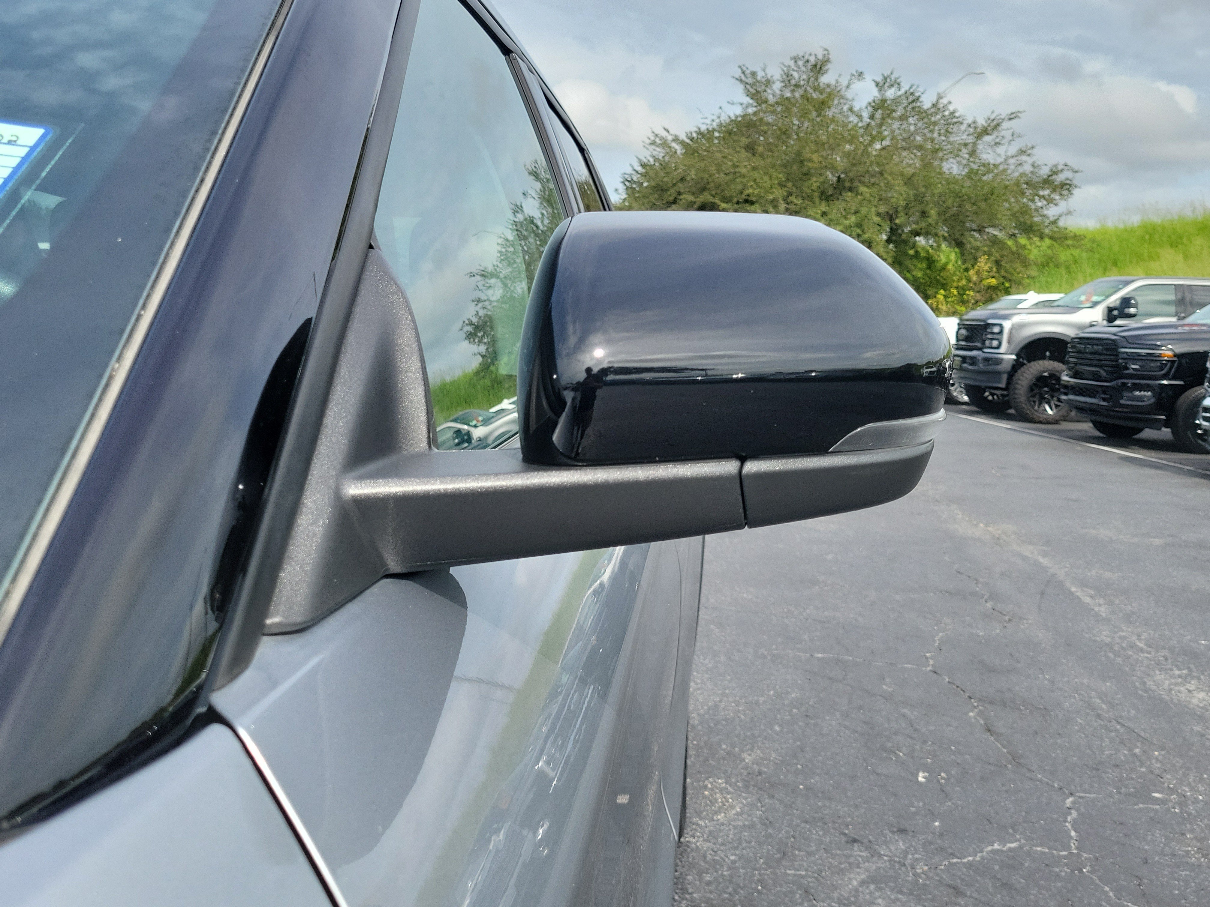 Used 2023 Ford Explorer Limited w/ Equipment Group 301A RWD image 4