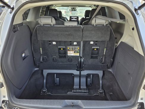 Used 2021 Toyota Sienna Limited image 10