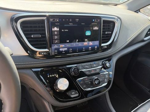 Used 2025 Chrysler Pacifica Limited FWD image 15