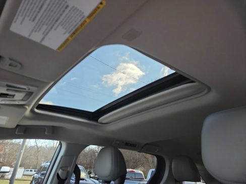 Used 2024 Toyota Sienna XLE image 7