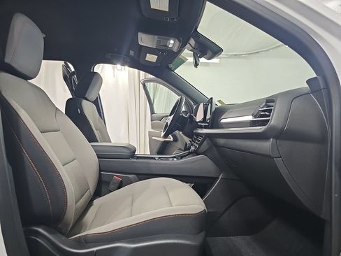 Used 2025 Chevrolet Traverse LT FWD image 13