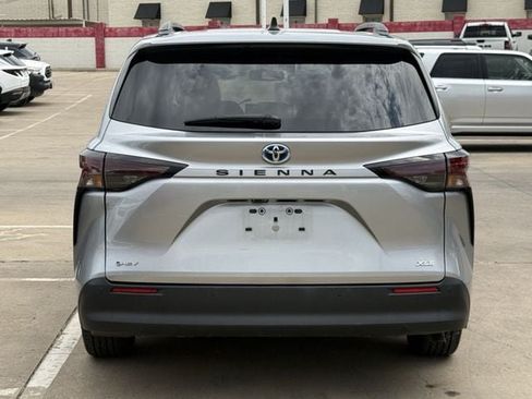 Used 2025 Toyota Sienna XLE FWD image 5