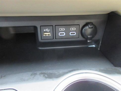 Used 2023 Toyota Highlander XLE image 26