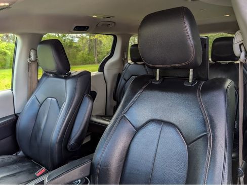 Used 2018 Chrysler Pacifica Touring-L Plus FWD image 16