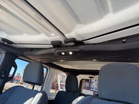 Used 2025 Jeep Wrangler Sahara image 11