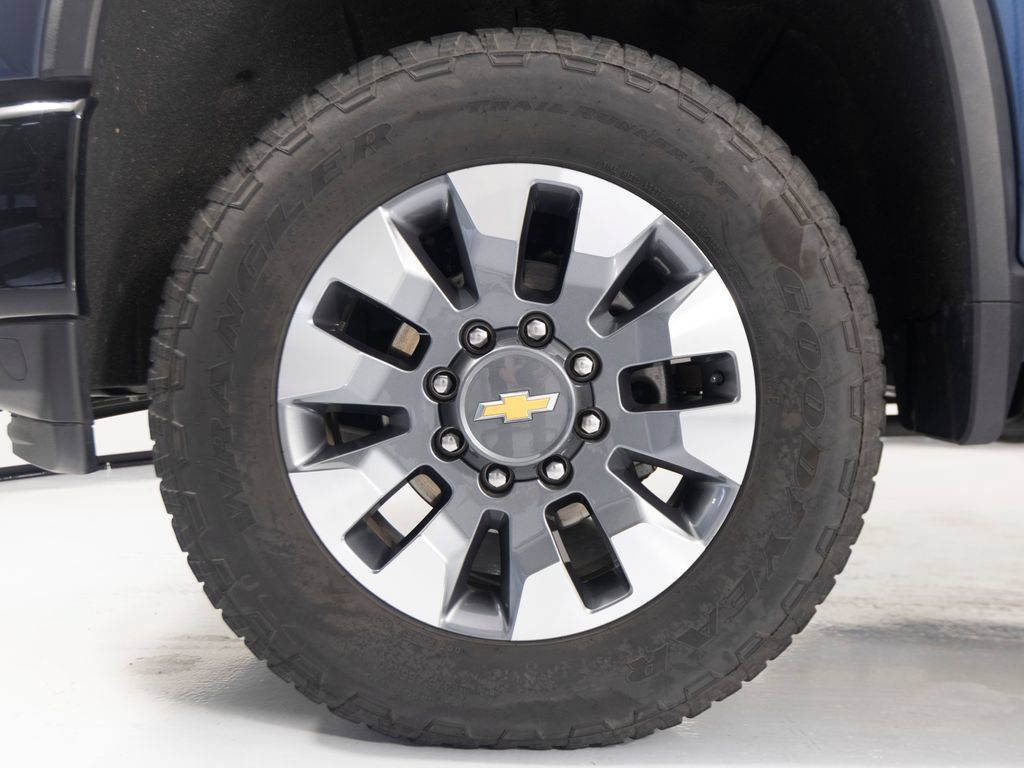 Used 2022 Chevrolet Silverado 2500 Custom w/ Custom Value Package AWD/4WD image 9