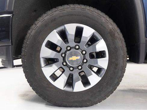 Used 2022 Chevrolet Silverado 2500 Custom w/ Custom Value Package AWD/4WD image 9