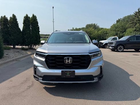 Used 2025 Honda Pilot Touring image 3