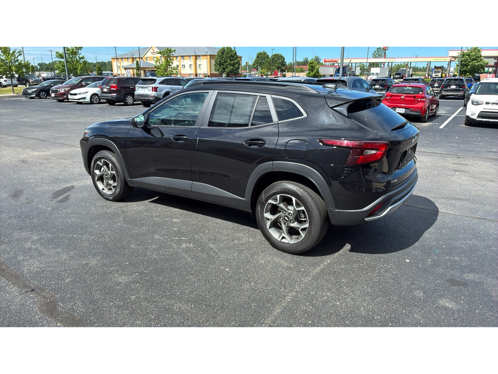 Used 2025 Chevrolet Trax LT FWD image 4