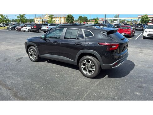 Used 2025 Chevrolet Trax LT FWD image 4