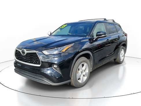 Used 2023 Toyota Highlander LE FWD image 3